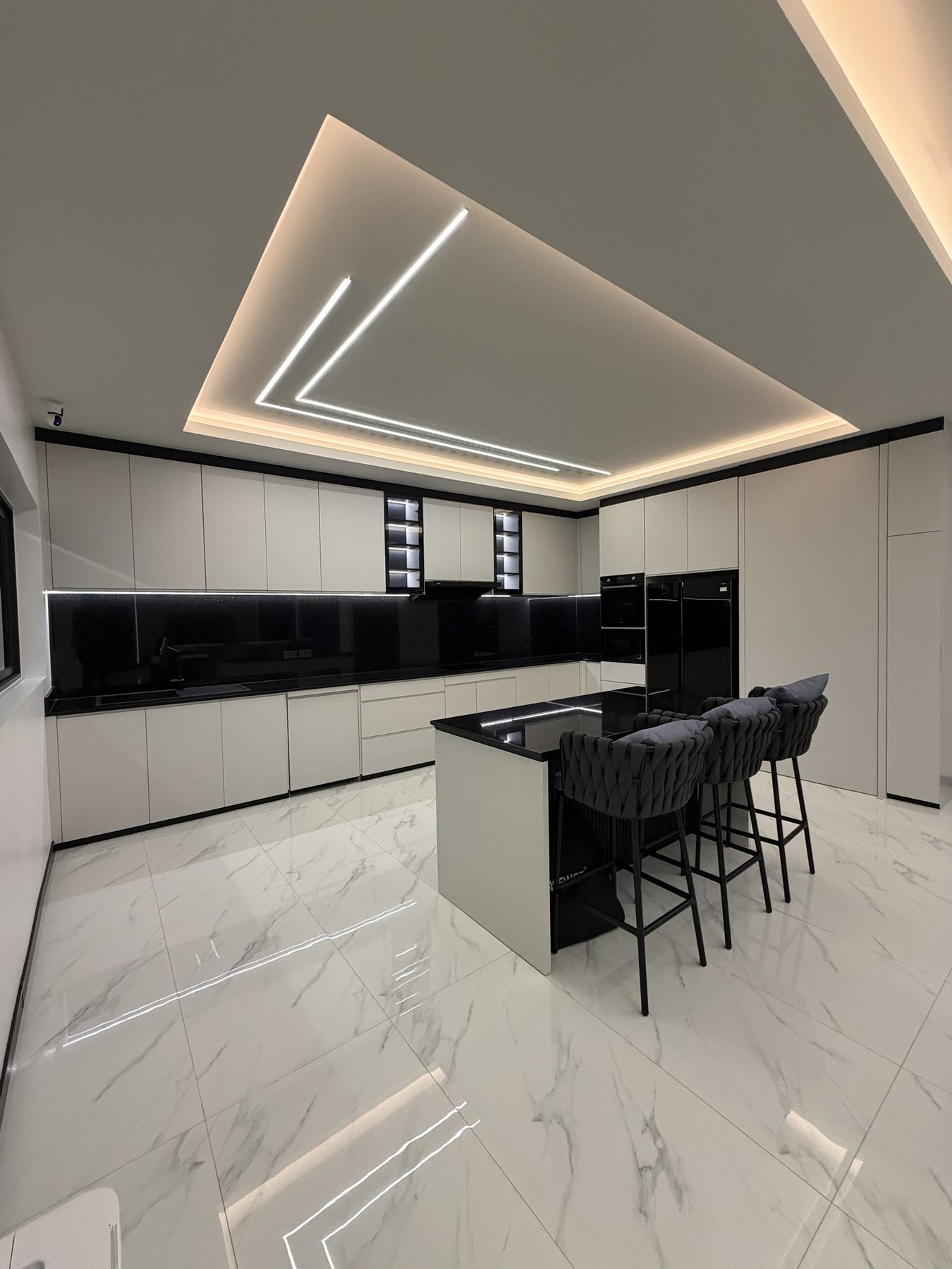 Kitchen and island under the LED ceiling lines